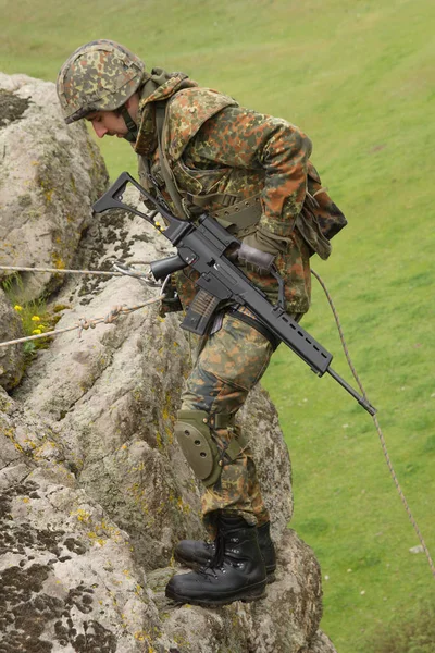 Unga Oss Swat Soldat Pojke Med Automatisk Gevär Soldat Kamouflage — Stockfoto