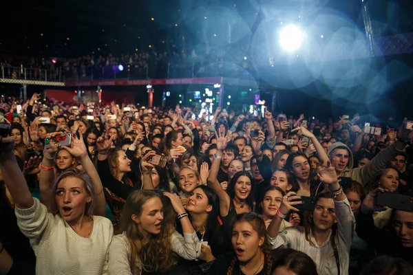 モスクワ 2016 ナイトクラブのダンスフロアを混雑します 音楽コンサート ショーの間に完全ナイトクラブ 楽しい時を過す — ストック写真