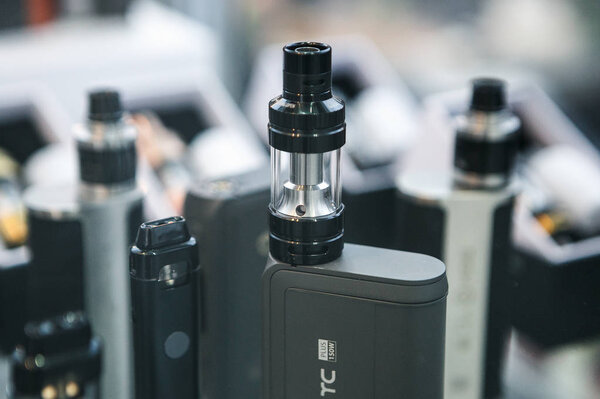 МОСКВА - 6 ДЕКАБРЯ, 2016: V ape Expo event. Экспозиция современных электронных сигарет, жидкостей для паров и испарительных устройств
