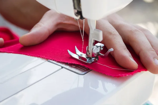 Handen Van Kleermaker Bezig Met Een Naaimachine Met Close Focus — Stockfoto