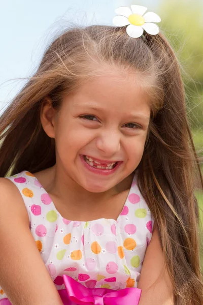 Симпатична Маленька Дівчинка Позує Ігровому Полі Яскравий Літній День — стокове фото