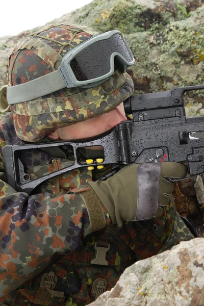 Tentara Putih Muda Dalam Tembakan Helm Antipeluru Dengan Senapan Otomatis — Stok Foto