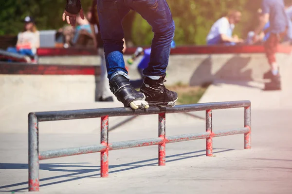 Feet Rollerblader Wearing Aggressive Inline Skates Sitting Concrete Ramp Outdoor — Stock Photo, Image