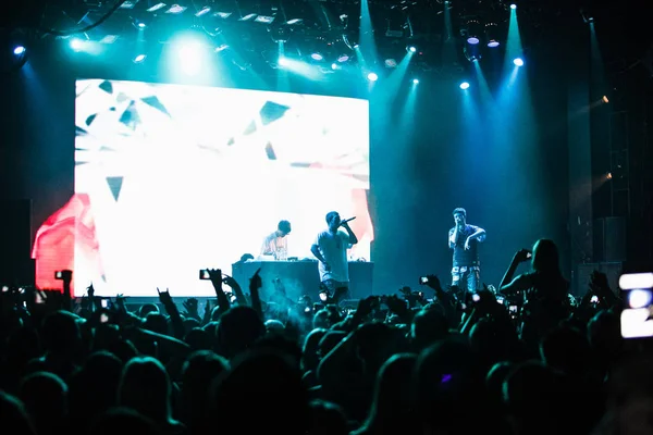 莫斯科 2016年9月2日 说唱歌手容林在夜总会的大型嘻哈音乐会 明亮的舞台灯光 拥挤的舞池和音乐爱好者享受节目 表演艺术活动 — 图库照片