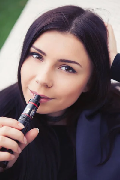 Beautiful Young Brunette Girl Vaping Fruit Liquid Very Popular Vaporizer — Stock Photo, Image