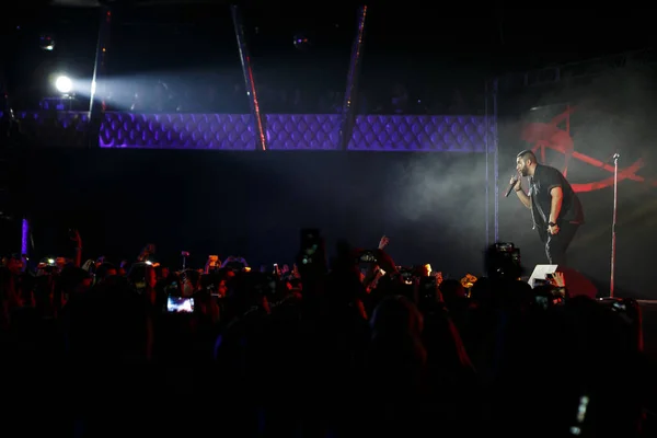 莫斯科 2016年11月30日 流行说唱歌手在夜总会现场唱歌 在夜总会举行大型音乐表演音乐会 明亮的舞台灯光 拥挤的舞池 说唱歌手现场演唱 娱乐活动 — 图库照片
