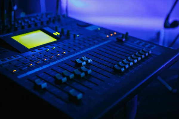 莫斯科 2016年11月30日 舞台上音乐家的音频混音器 专业的混音控制器面板 混合音乐 声音和声音 明亮的舞台灯光场景 专注于控制器旋钮 调节器 — 图库照片