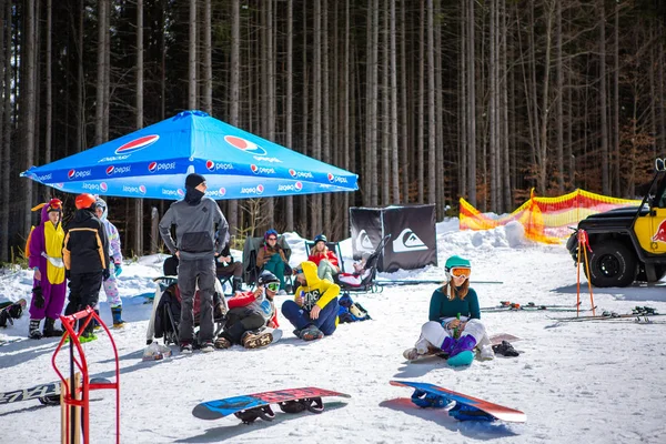 Bukovel Ukraine Mars 2018 Groupe Snowboarders Skieurs Libres Sur Piste — Photo