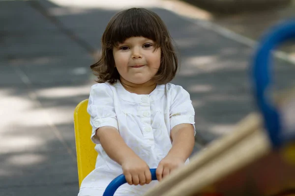 Petite Fille Blanche Amusant Sur Aire Jeux Journée Été Lumineuse — Photo