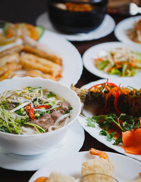 Plan Vue Dessus Poisson Karp Frit Épicé Avec Salades Vietnamiennes — Photo