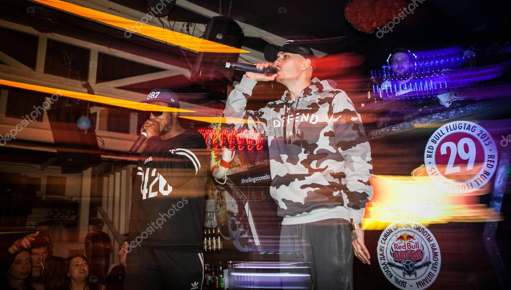 MOSCÚ - 21 DE OCTUBRE de 2016: Rapero cantante concierto en vivo en ...