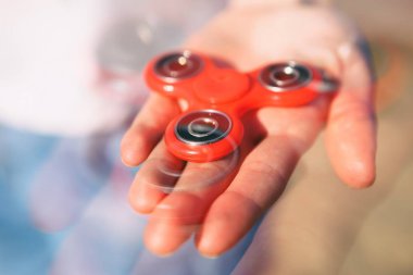 Kadın açık modern topluca spinner oyuncakla oynamak. Serin yeni iplik aygıt. Yeni numaralar öğrenmek ve iplikçiler eğlenin. Denge oyna ile popüler dönen gadget üzerinde rulmanlar