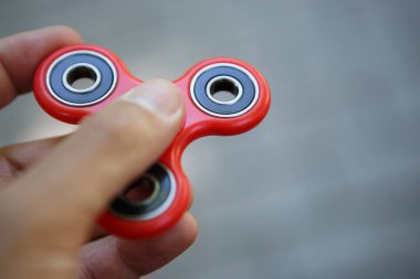 Popüler parmak spinner aygıt ile boy oynayın. Modern topluca iplik oyuncak yatakları üzerinde. Elinde sıralayacağız ve serin yeni püf noktaları öğrenin. Bu yeni dönen becerikli alet ile eğlenin. 