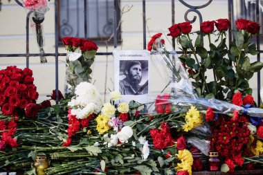Moskova - 27 Kasım, 2016: Cumhuriyet Cuba.People Büyükelçiliği çiçeklere anıtla yas Küba başkanı Fidel Castro ölümü üzerine. Cenaze milliyetçi komünist politikacı ve devrimci