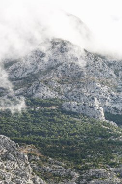 Yürüyüş için güzel rocky Dağları. Doğal duvar kağıdı. Milli Parkı dağ Biokovo içinde Croatia.Landscape geçmiş yaz tatil tur için. Dağ park.dramatic aydınlatma bir zam için git