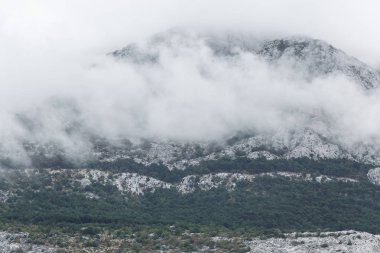 Rocky Dağları Croatia.Beautiful Milli Parkı Bikovo.Natural manzara içinde. Yaz tatil tur için popüler seyahat hedef. Yüksek dağ park'da yürüyüş gitmek. Yanlış bulutlu hava, sıkıcı gökyüzü
