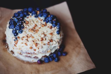 Yaban mersini kremsi Pie badem ile yakın çekim 