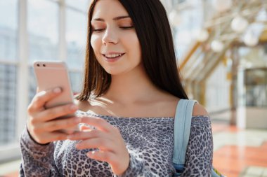 Çift arka kamera cep telefonu teknolojinin geleceği. Modern Gadget ve mutlu Toip gülümseme ile güzel model. Modele odaklanın