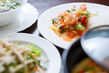 Haşlanmış karides, taze sebze ve beyaz pirinç egzotik Vietnam salatası geleneksel Asya restoran beyaz tabakta servis. Sos ve sağlıklı sebze yemek. Gurme menü Cafe