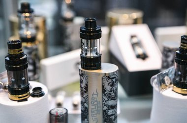 Moskova - 6 Aralık, 2016:V maymun Expo olay. Modern elektronik sigara, vape suyu sıvı ve vaping cihazlar Fuar