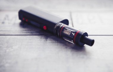 Popüler buharlaştırma cihazı modu. Parçaları modern buharlaştırıcı e-cig cihazı, yedek parça, yeni cihaz modeli, mikro bobin temizleyici. Nikotin sigarası içmeyi bırak, güvenli ecig vape buharlaştırmaya başla.