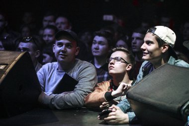 Moskova - 23 Nisan, 2016: hip hop, rap şarkıcısı Rigos gece kulübü büyük konser. Konser izleyici en iyi oyuncusu sahne girmek bekliyor. Gençlerin müzik kulübü