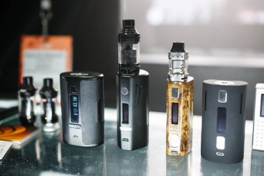 Moskova - 6 Aralık, 2016:V maymun Expo olay. Modern elektronik sigara, vape suyu sıvı ve vaping cihazlar Fuar