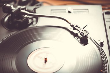 Pikap vinil plak çalar, analog ve dijital müzik Dj için analog ses teknolojisi. Yakın, makro için profesyonel stüdyo cihazları