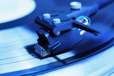 Müzikal vinil kaydı ile pikap oyuncu. Retro Tema.