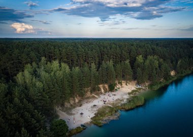Doğa, seyahat. Ormandaki güzel göl. 
