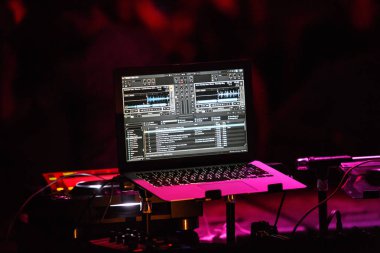 Kiev-4 Temmuz, 2018: Parti gece kulübünde Dj laptop ile profesyonel ses karıştırma müzik çalmak için yazılım programı izler. Disk jockeys Apple Macbook dizüstü kulüp konser sahnede