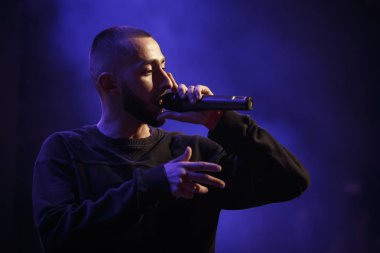 Moskova - 22 Şubat, 2017: popüler Rus rap düet grup Miyagi ve Endshpiel canlı gece kulübünde sahnede performans. Ünlü hip hop şarkıcı şarkı mikrofon sahnede. Konser sahne aydınlatma ayarı