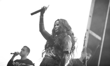 Moskova - 26 Eylül, 2015: popüler medya kişi Ayza şarkı rap şarkıcısı Kravz gece kulübünde konserinde sahnede