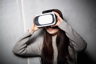 Mobil oyun uygulaması sanal gerçeklik kulaklık aygıtta oynayan genç kız. Mobil oyun modern Vr kutusu. Taşınabilir vr gözlük teknoloji oyuncular için. Artırılmış gerçeklik gadget Moblie oyunları oynamak için