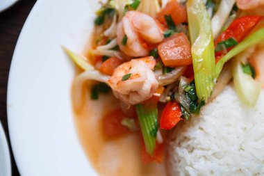 Egzotik Vietnam gıda restoran menü kapatın. Geleneksel Asya yemeği beyaz tabakta. Deniz ürünleri, beyaz Çin pirinç, kereviz ve sebze taze karides haşlama