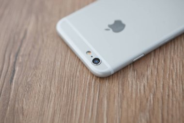Beyaz ahşap arka plan yeni trendy Apple Iphone üst görünümü