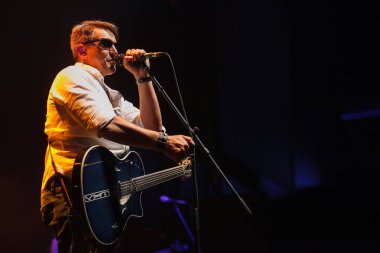 Moskova - 26 Ağustos, 2016: şarkıcı ve rock grubu 7b vokalisti çalış canlı müzik gece kulübü sahnede ayarla.