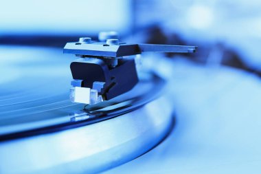 Pikap analog vinil disk müzik ile oynarken pikap. İğne odaklanmak.