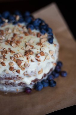 Yaban mersini kremsi Pie badem ile yakın çekim 