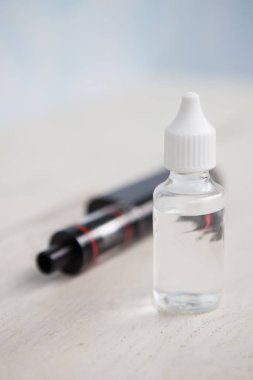 E-çiğ ve e-sıvı vaping için. Lezzetli stok yenileme temel ve modern Buharlaştırıcı aygıt. Sıvı tütün probilen glicol ve gliserin temel ile tekrar doldur. Metin üzerinde şeffaf şişe yerleştirin.