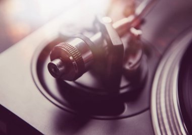 Profesyonel pikap oyuncu aygıt vintage vinil kayıtları ile müzik çalmak için. Eski analog gece kulübünde sahnede pro Dj. ses ekipmanları için tablo açın. Oyun ve çizik kaydı 