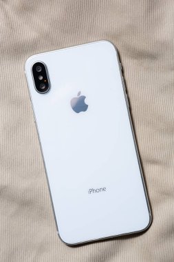 Mariupol, Ukraine-30 Ekim, 2017: Yeni Iphone X akıllı telefon modelinde kapatın. Yeni Apple Iphone 10 hareket eden telefon aygıt