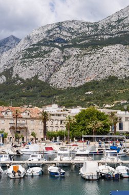 Makarska, Hırvatistan-18 Haziran, 2017:City liman Park edilmiş yatlar ve Hırvat Riviera.Beautiful motorlu tekneler ile seyahat hedef yaz tatili için. Cenneti motorlu tekne kira