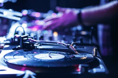 Kiev-4 Temmuz, 2018: Profesyonel dj turntable aygıt müzik ile eski analog vinil disk ile. DJ müzik parçaları eğlence gece kulübü etkinliğinde oynamaktadır. Retro teknik tablo oyuncu açmak
