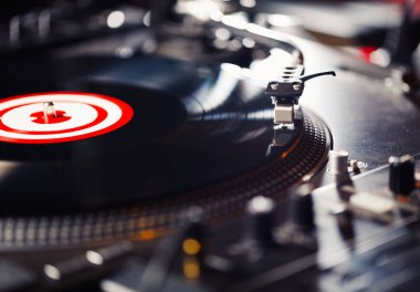 Pikap vinil plak çalar, analog ve dijital müzik Dj için analog ses teknolojisi. Yakın, makro için profesyonel stüdyo cihazları