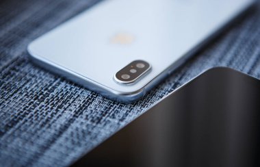 Kiev-30 Ağustos, 2018: Iphone X yakın kadar. İki modern elma Iphones 10 modeli ile üst sınıf çift kamera lensler modülü ve Infinity kenar değmek perde göstermek. Lüks smartphone aygıt makroda