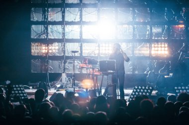 Moskova - 28 Şubat, 2015: popüler şarkıcı ve elektronik müzisyen Delfin Crocus müzik salonunun sahnede konser