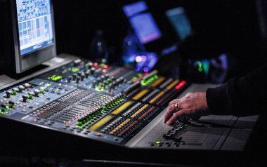 Moskova-19 Kasım 2016: ses teknisyeni ve ışıklar teknisyenlerinin el müziği gece kulübünde konserde müzik gösterisi kontrol. Profesyonel ses, ışık karıştırıcı denetleyici. Konser için Pro ekipmanları