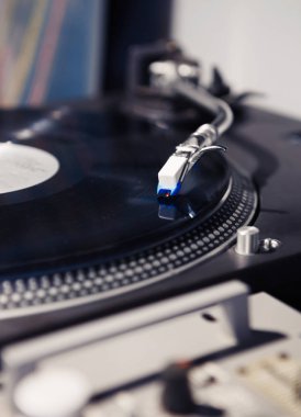 Dj veya ses meraklısı, müzik aşığı için profesyonel ses ekipmanları. Klasik hipster ses donanımları, analog teknoloji. Parti ve konser çalıştırmak için pro DJ donanım