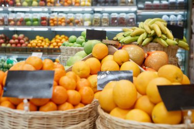 Sepet bakkal turuncu meyve ile. Doğal taze vitamini yiyecek Bölümü'nde çiftçi market süpermarket alışveriş bölümünde. Portakal, pomelo, muz ve meyve ile refrigiratore